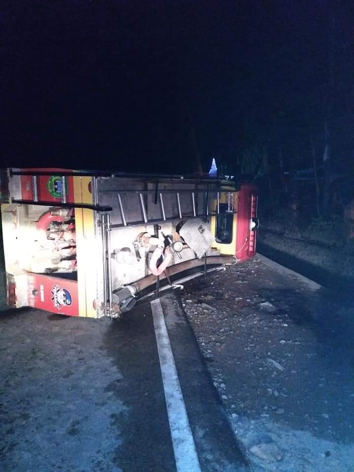 Mobil Damkar Terbalik Saat Menuju Ruko Terbakar Di Rao Pasaman