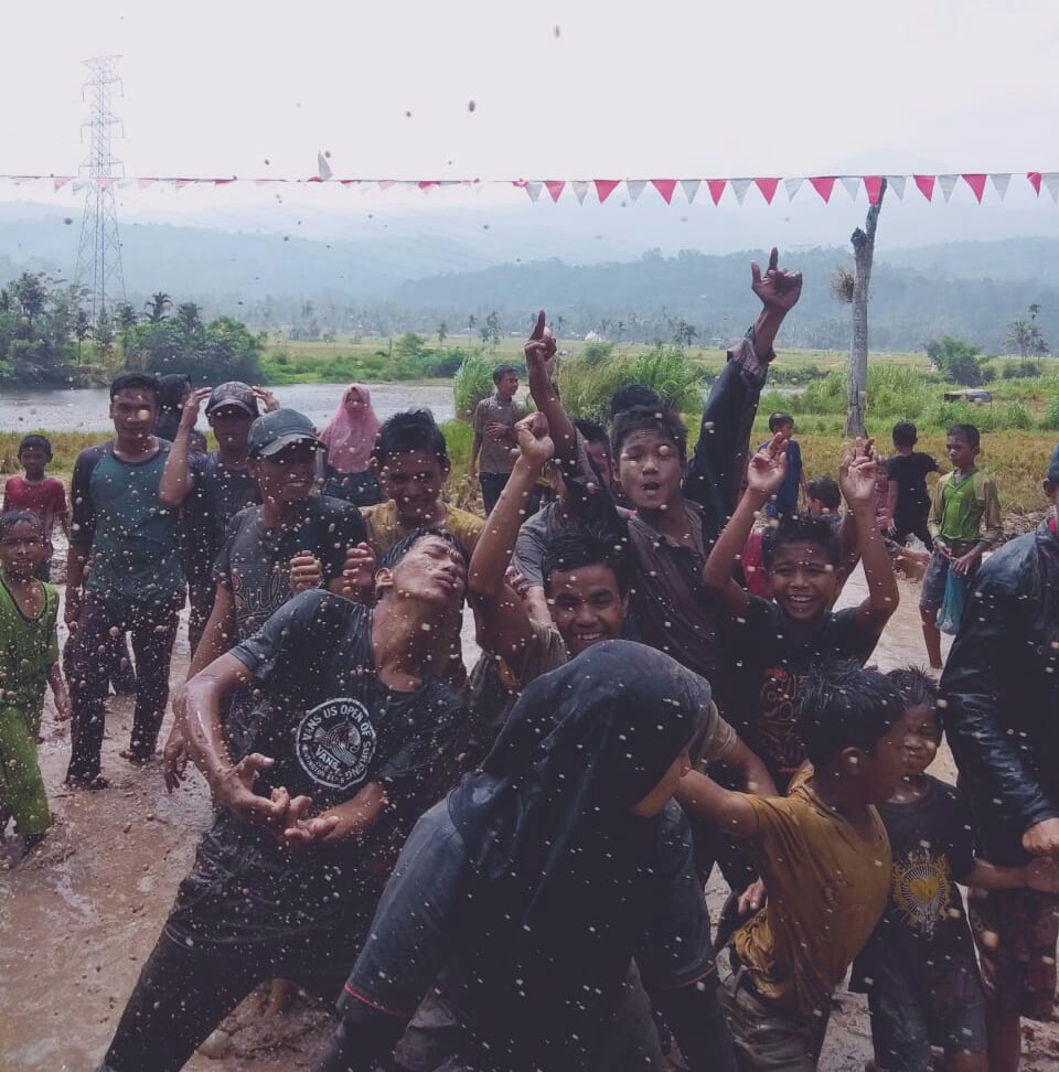 Warga Lungguak Batu Sambut Kemerdekaan Dengan Tangkap Ikan Dalam Lumpur