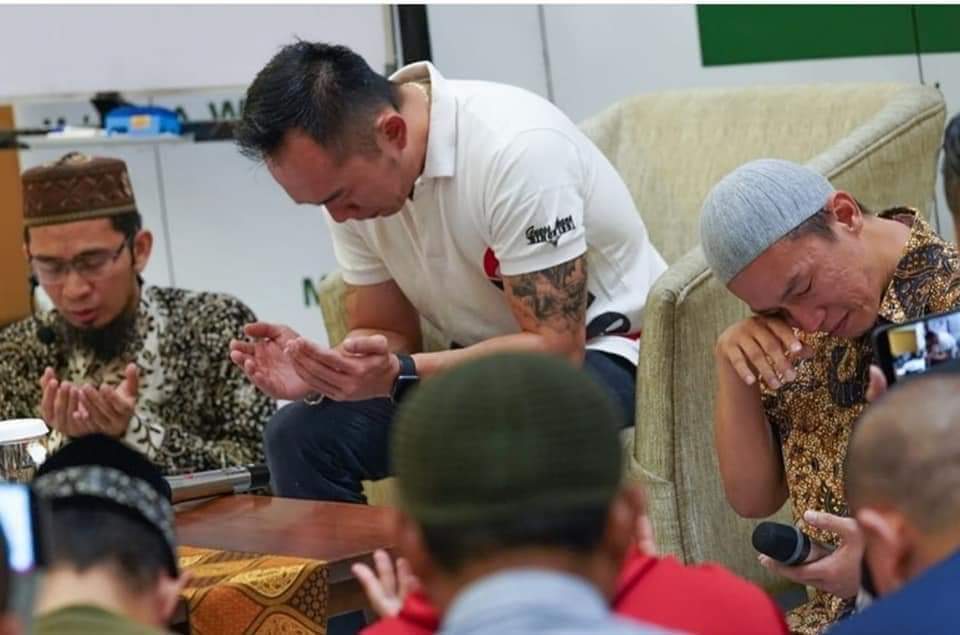 Sang Kakak Ucap Syahadat, Ustadz Felix Siauw Menangis Haru