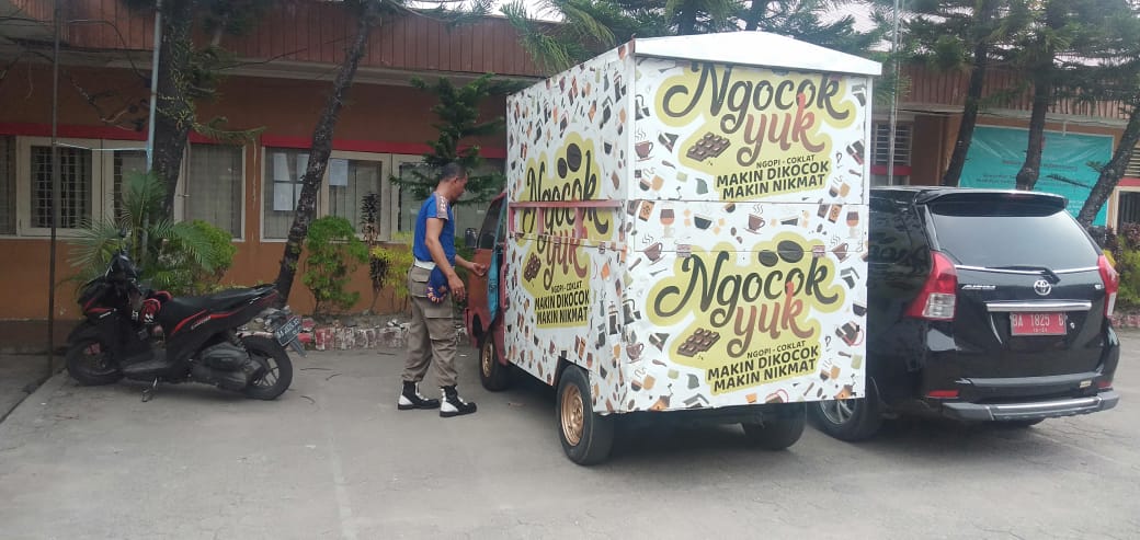 Nyeleneh, Mobil Penjual Minuman Kopi Coklat ini Diamankan Satpol PP Padang