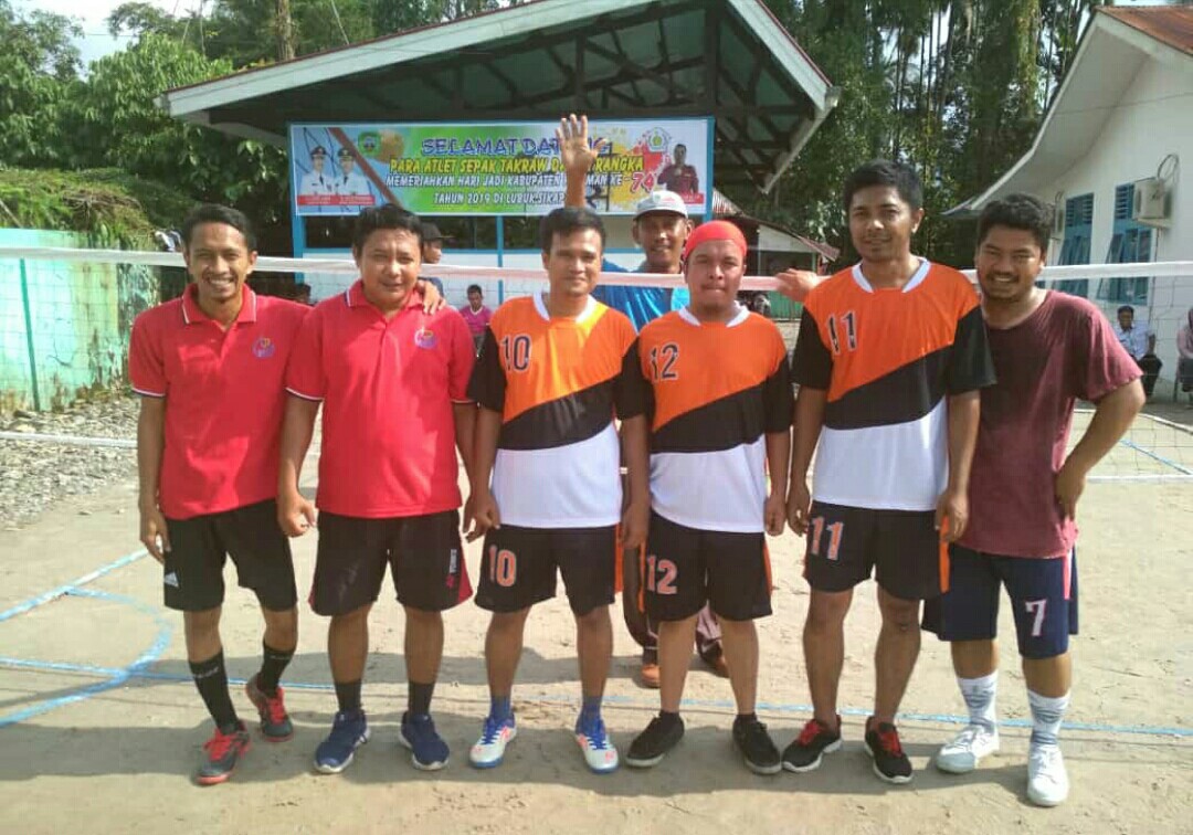 Laga Seru Tersaji antara Tim Takraw KPU Pasaman melawan Dinas Perikanan