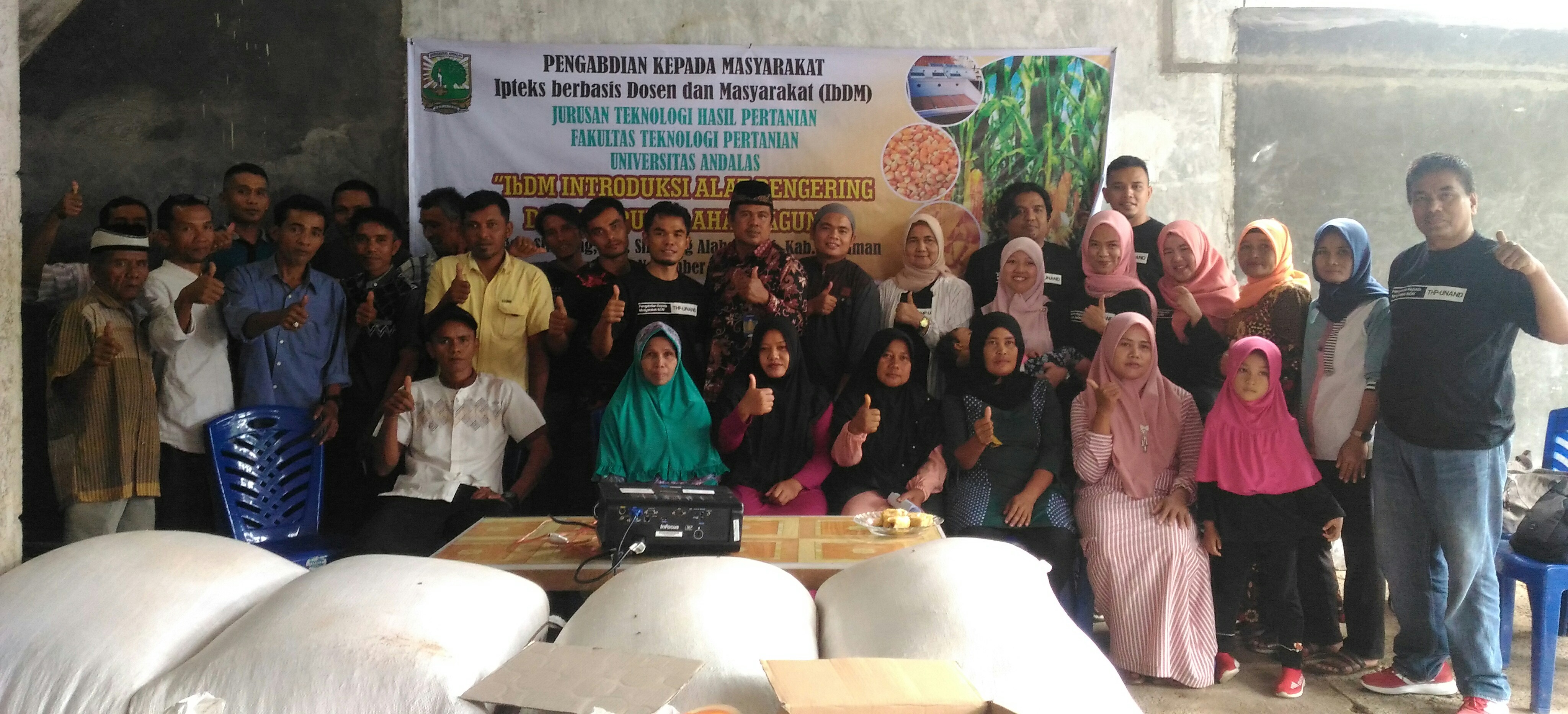 Jurusan Teknologi Hasil Pertanian Unand Gelar IbDM Introduksi Alat pengering dan Produk Olahan Jagung di Nagari Simpang, Pasaman