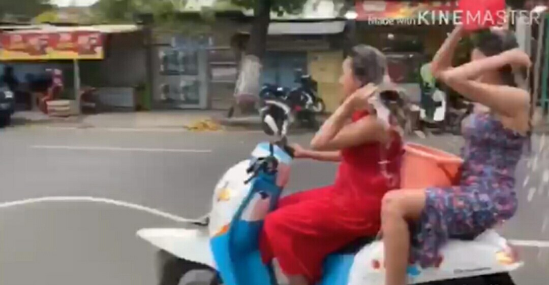 Bawa Motor Sambil Keramas, Dua Cewek Seksi ini Diburu Polisi