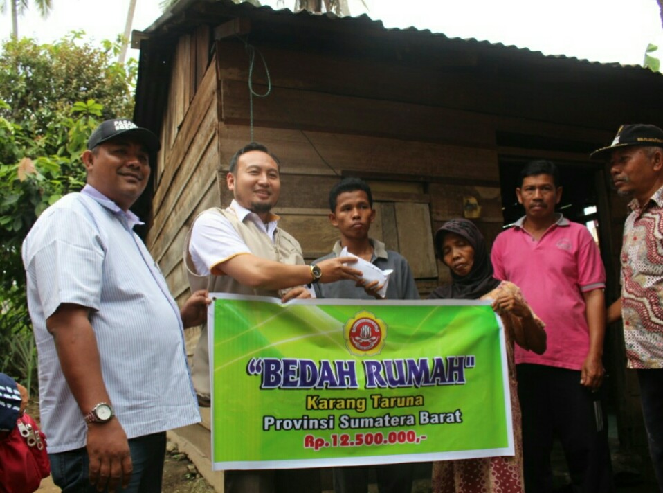 Peduli Sesama, Karang Taruna Sumbar Serahkan Bantuan Bedah Rumah Menjadi Layak Huni