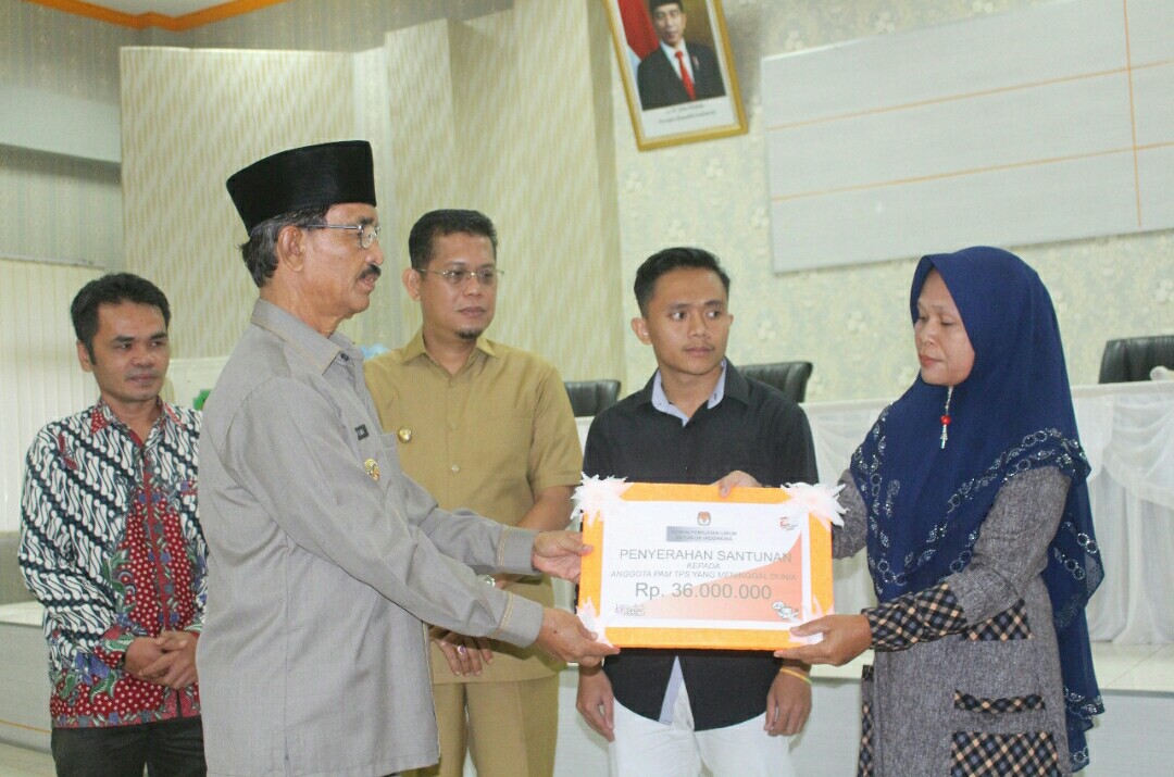 Bupati Pasaman Bersama KPU Serahkan Santunan Kepada Ahli Waris Petugas KPPS Meninggal Dunia