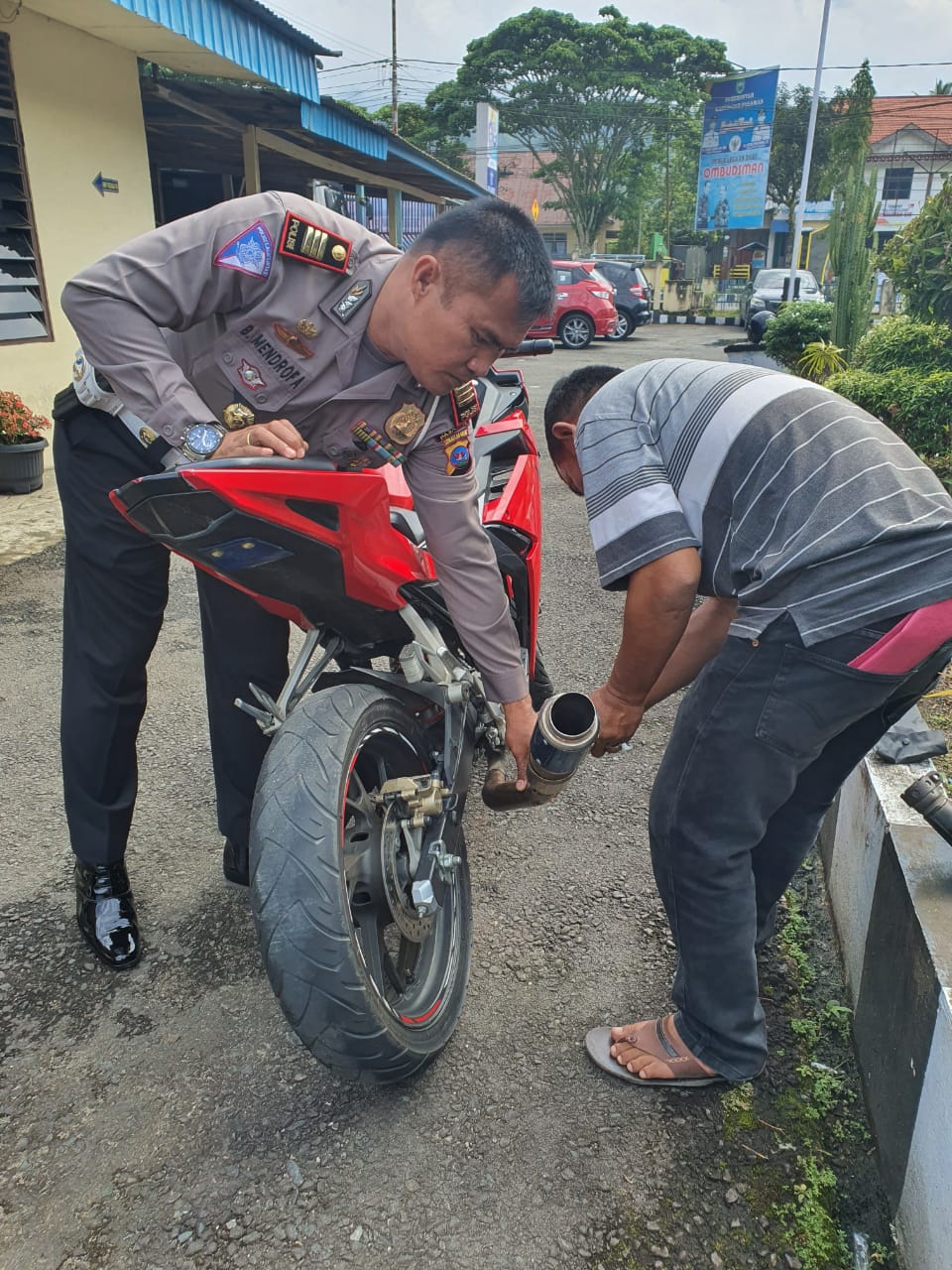 Himbauan Kasat Lantas Polres Pasaman, AKP. B Mendrofa Agar Masyarakat Tertib Berlalulintas di Jalan Raya