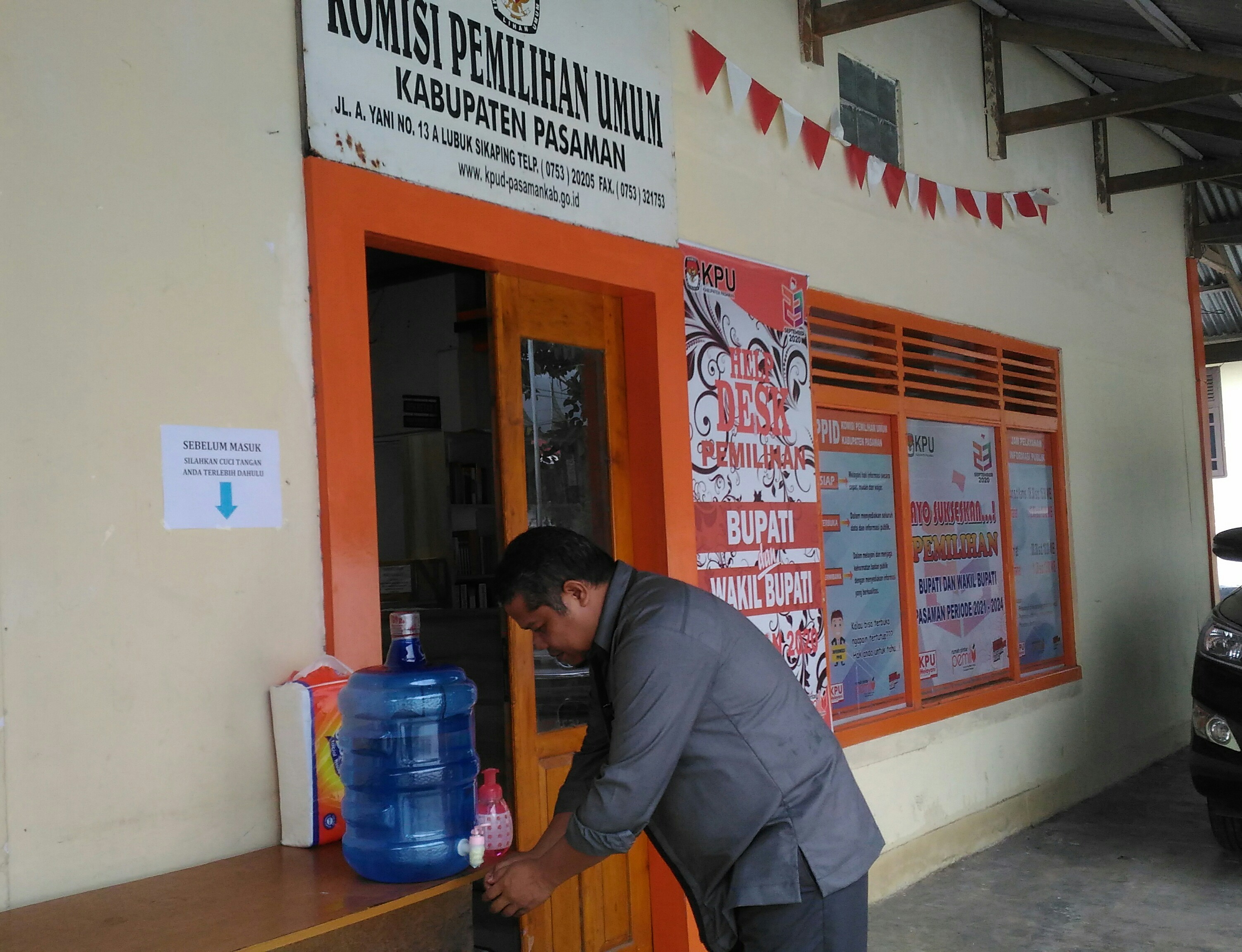 Cegah Corona, Masuk Kantor KPU Pasaman Wajib Gunakan Hand Sanitizer