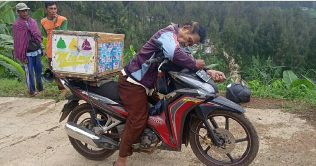 Sedih dan Mengharukan, Penjual Es Keliling ini Meninggal Di Atas Motornya