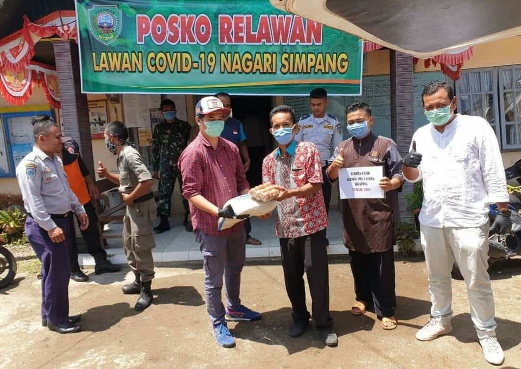 Cegah Corona, Alumni SMAN 1 Lubuk Sikaping Tamatan 2004 Serahkan Bantuan Sembako dan APD