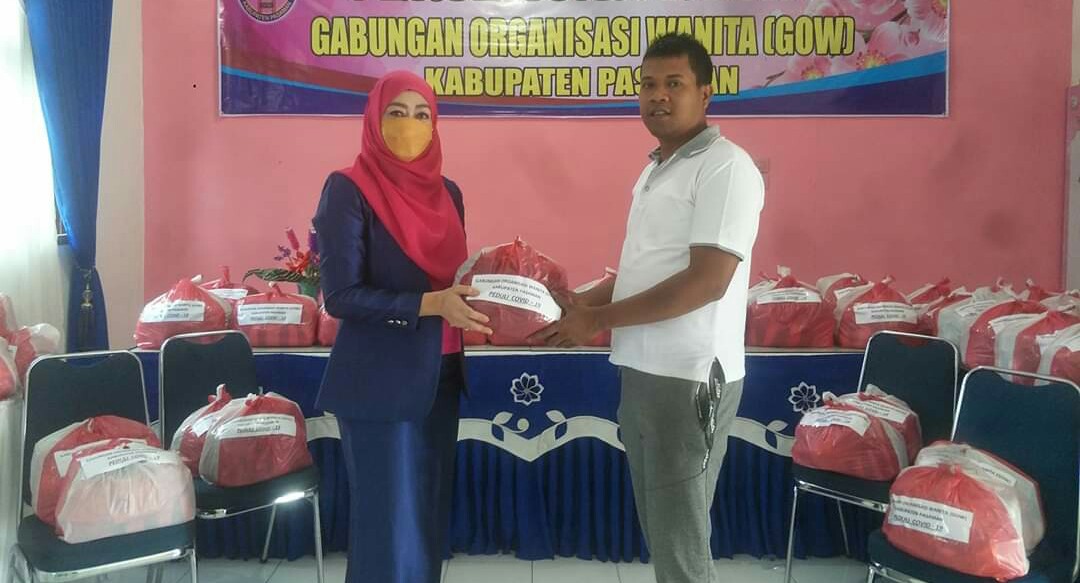 Peduli Warga Terdampak Covid-19, GOW Pasaman Bagikan Paket Sembako