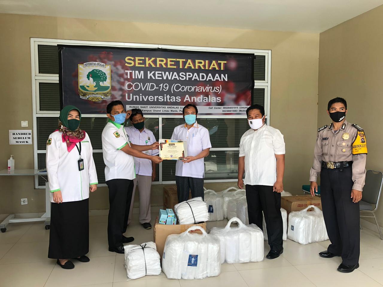 Cegah Corona, Rahmat Saleh Nasution Salurkan APD ke Tim Kewaspadaan Covid-19 Unand Padang