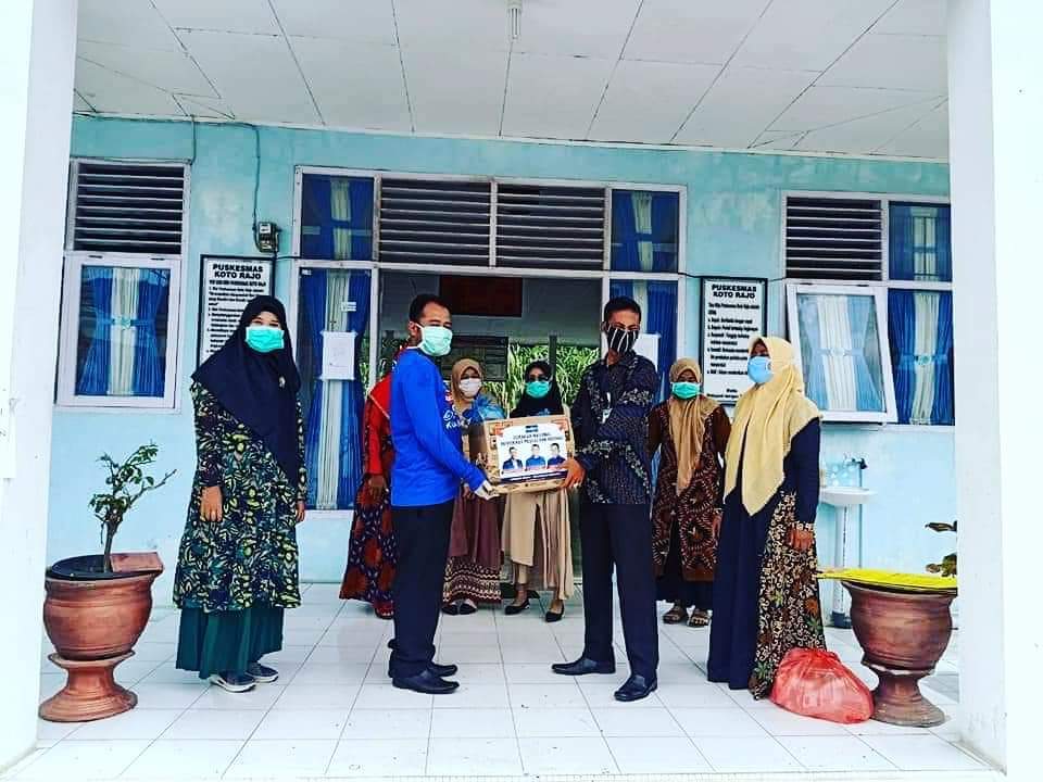 Rudi Apriasi Bantu APD dan Sembako untuk Puskesmas Koto Rajo, Rao Utara