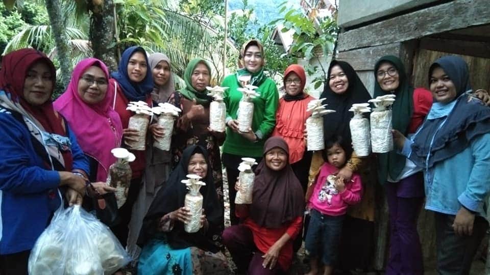 Miradelima Kunjungi dan Bina Usaha Jamur Tiram Hotnida di Simpati