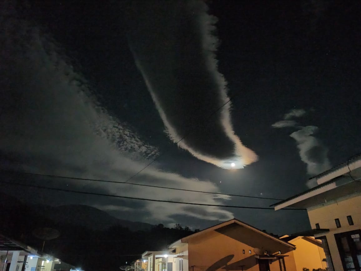 Heboh, Penampakan Bulan Seperti Meteor Jatuh di Pasaman