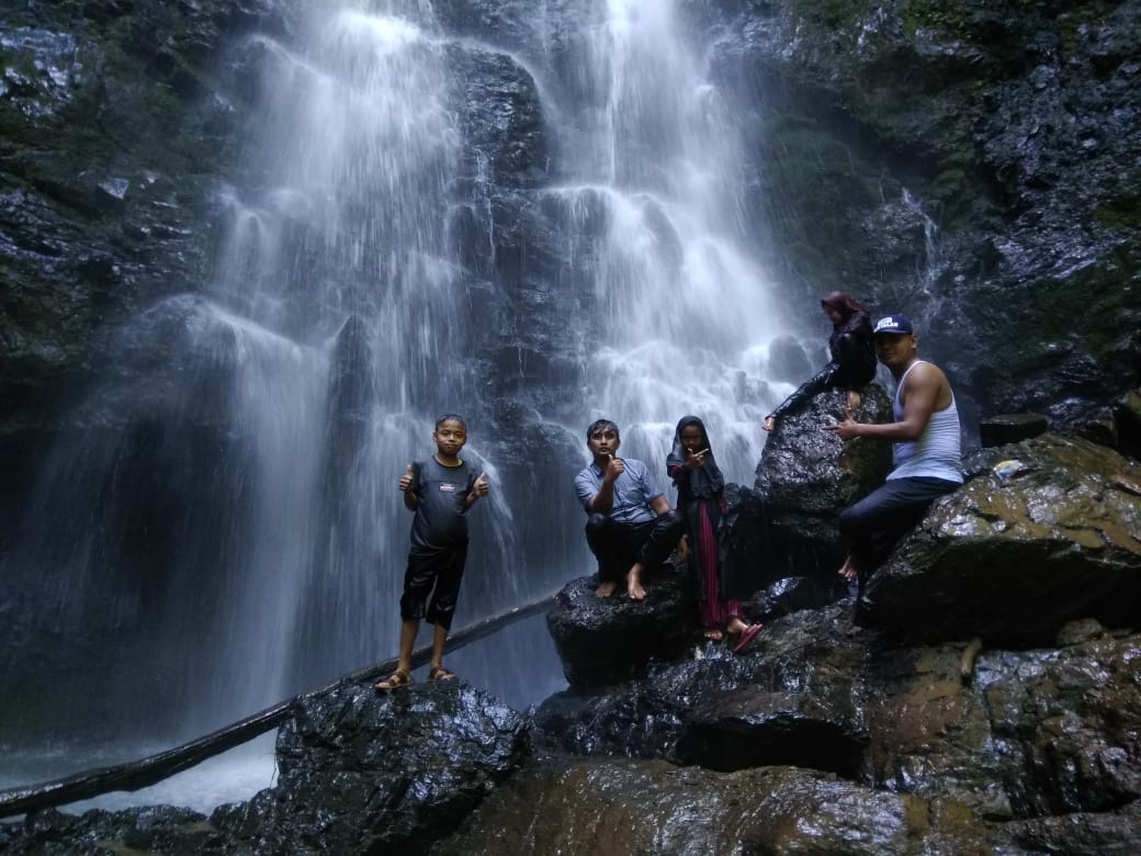 Menikmati Pesona Indah Air Terjun Aia Manyuruak dengan Goa Tersembunyi