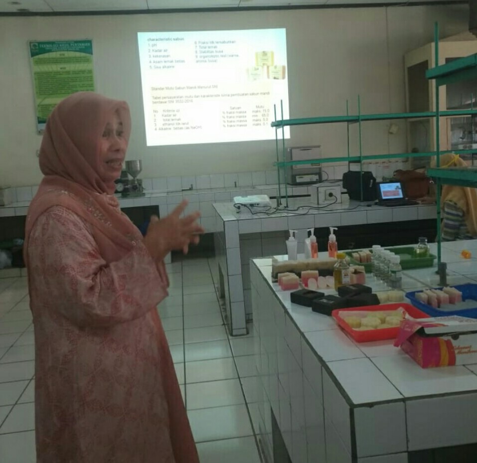 STP Unand Latih Pelaku Usaha Kembangkan Produk Sereh Wangi Agar Bernilai Jual Tinggi