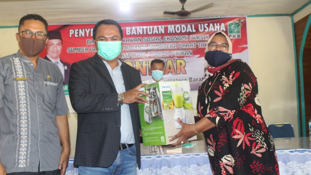 Donizar Salurkan Bantuan Modal Usaha Bagi Ratusan WRSE di Pasaman