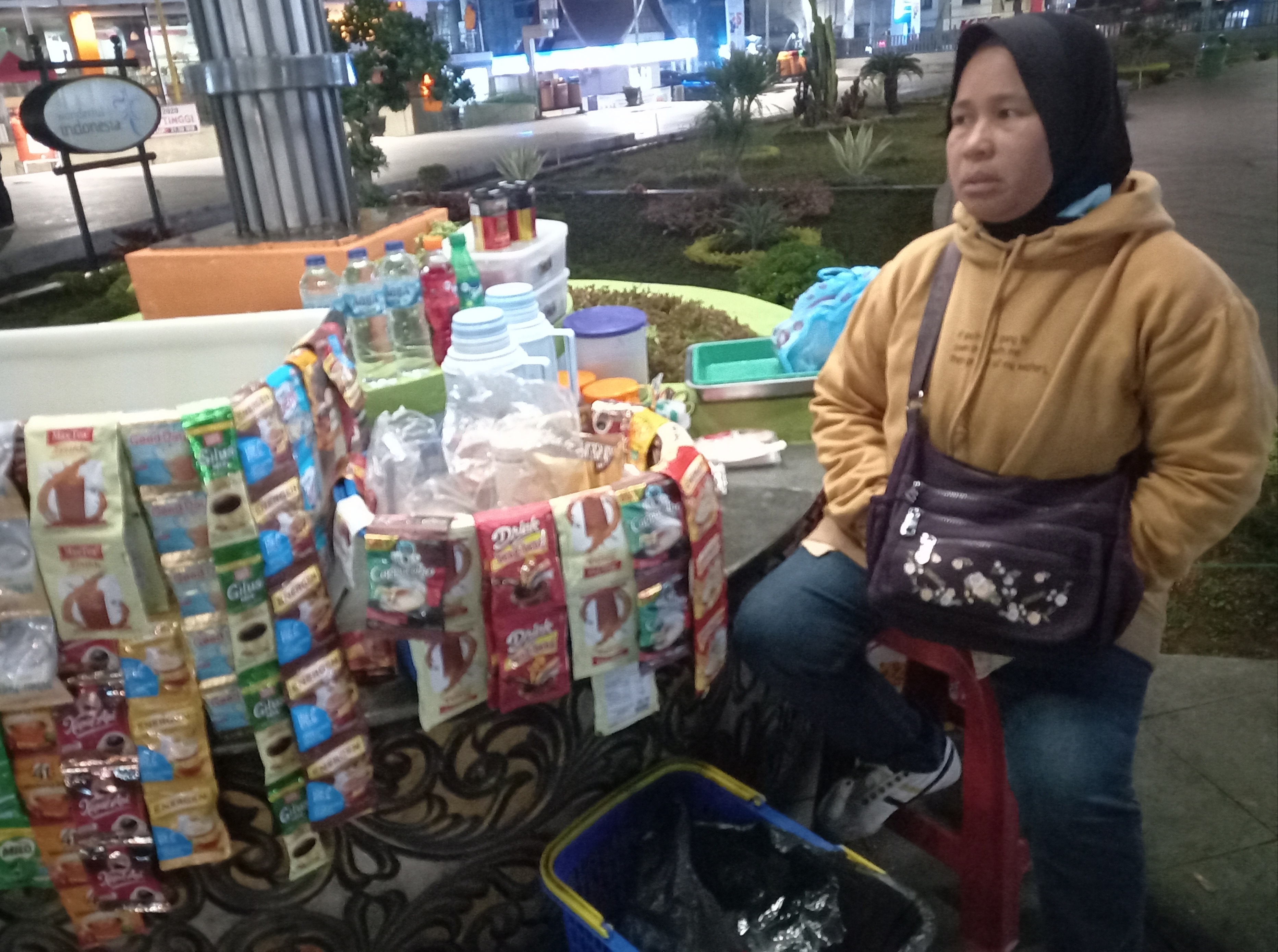 Demi Hidupi Keluarga, Ibu Ini Jualan Kopi Keliling Hingga Pukul 7 Pagi