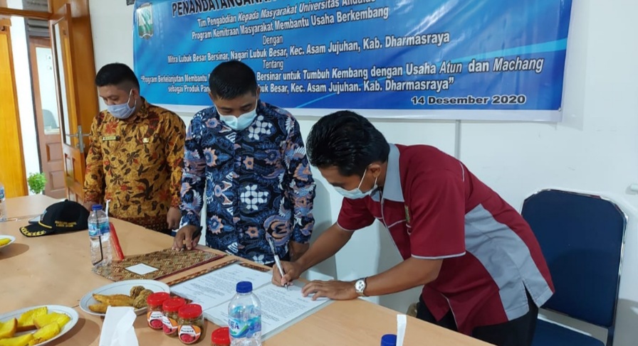 Tandatangani MoU, Tim PKM Unand Bantu Usaha Berkembang Produk Pangan Tradisional Khas Nagari Lubuk Besar Dharmasraya