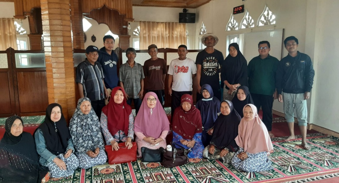 Unand Bina Poktan Di Pakan Sinayan Agam Tentang Pembuatan Biochar Berbasis Potensi Lokal, Untuk Kesuburan Tanah dan Produktifitas Lahan Untuk Sayur Sehat