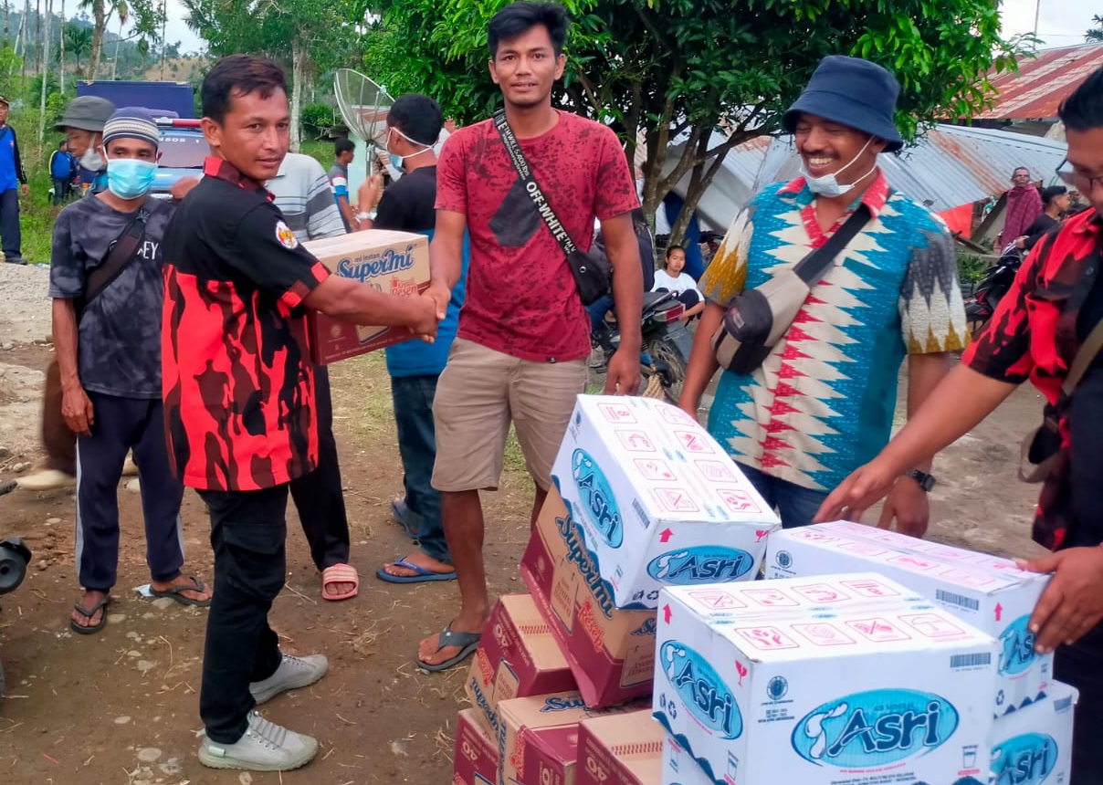 Peduli Korban Bencana Gempa, MPC Pemuda Pancasila Pasaman Serahkan Bantuan