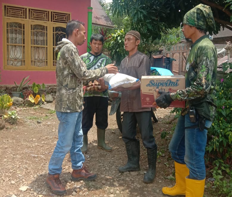Peduli Sesama, Komunitas HC’PHPP Pasaman Serahkan Bantuan Kepada Korban Musibah Gempa