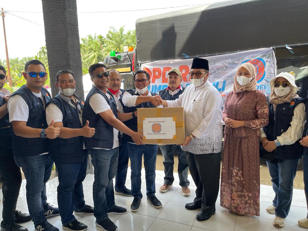 Peduli Gempa Pasaman, REI Sumbar Serahkan Bantuan Rp130 Juta