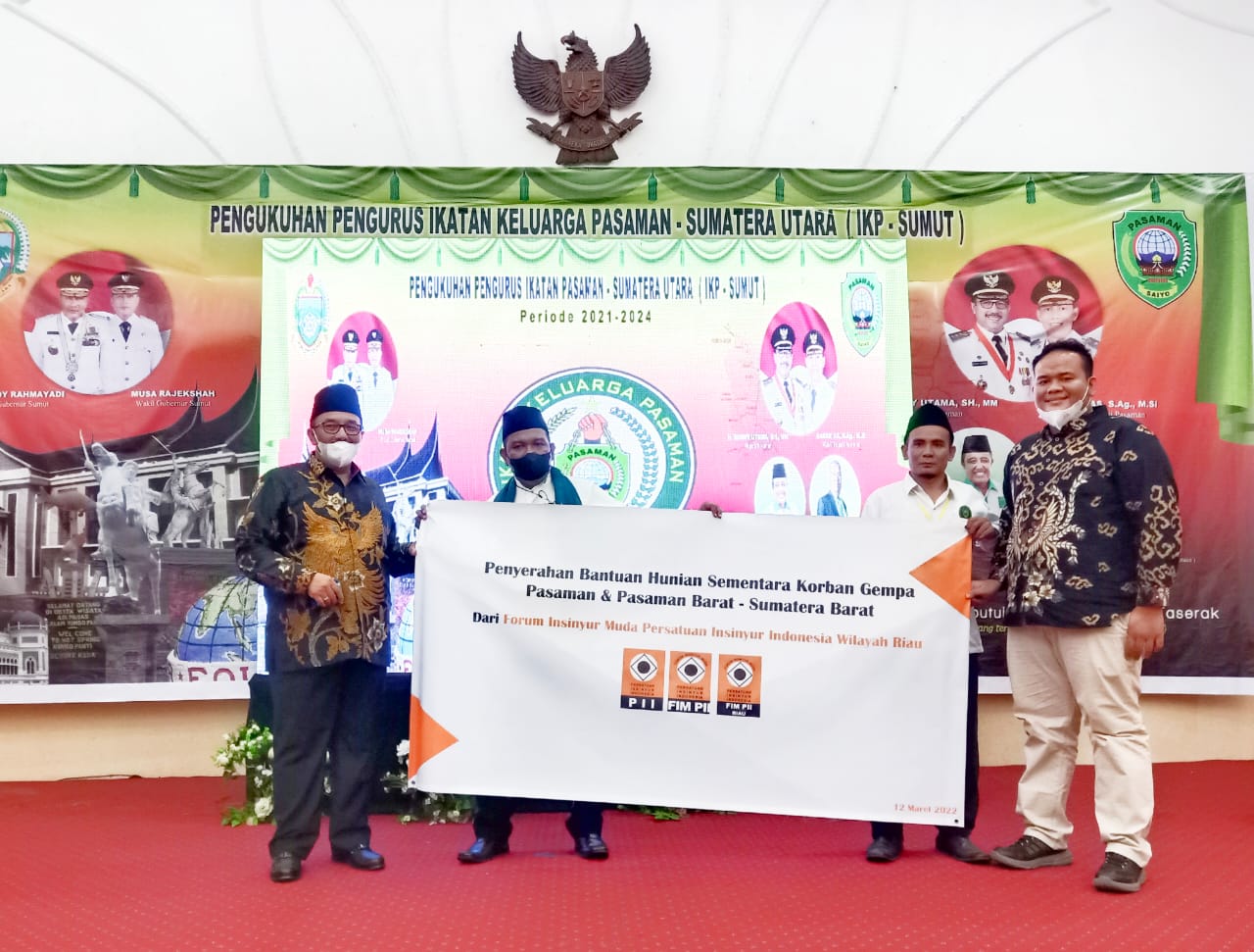 Ir. Ulul Azmi, S.T, IPP Serahkan Bantuan Hunian Sementara (Huntara) Bagi Korban Gempa Dari FIM PII Riau
