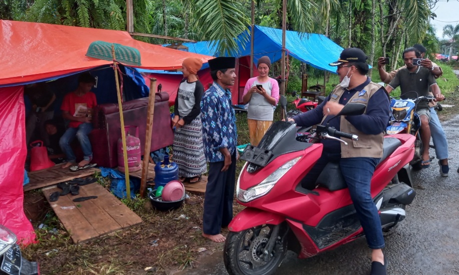 Semangati Warganya, Benny Utama Telusuri Daerah Terparah Akibat Gempa, Hingga Kaki Gunung