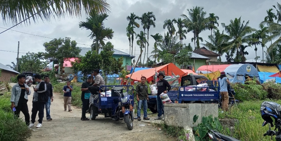 Duka Untuk Malampah, Pemerintah Nagari Tanjuang Baringin Serahkan Bantuan