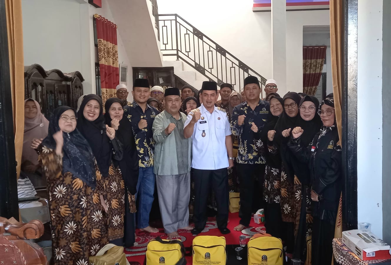 Keberangkatan Puluhan Jamaah Umroh Dari Shahibuna Umrah Pasaman Dilepas Resmi Oleh Wabup Pasaman H. Parulian Dalimunthe
