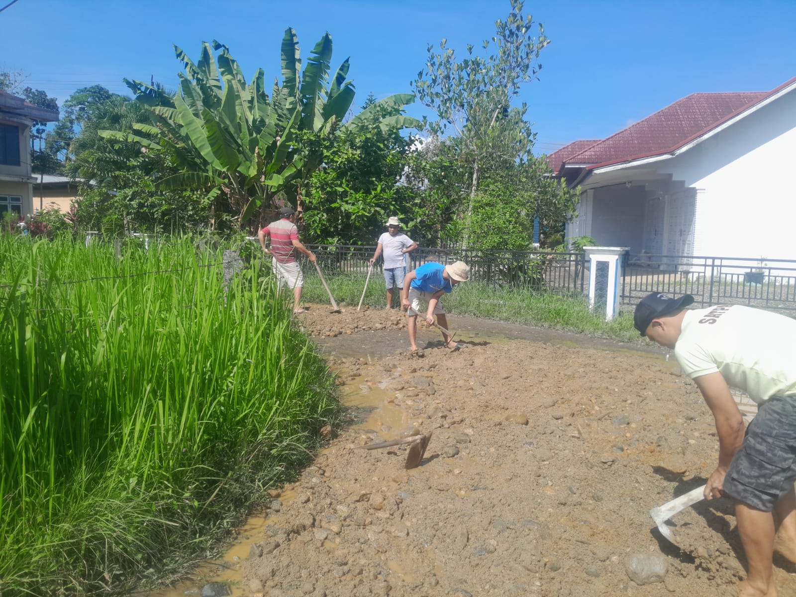 Warga Perum Tamber Indah Lubuk Sikaping Goro Perbaiki Jalan Rusak Berat Untuk Kelancaran Akses